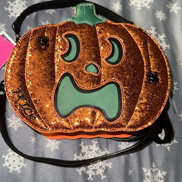 Betsey Johnson Halloween Pumpkin Sparkle Glow-In-The-Dark 2 face crossbody purse - Picture 10 of 15